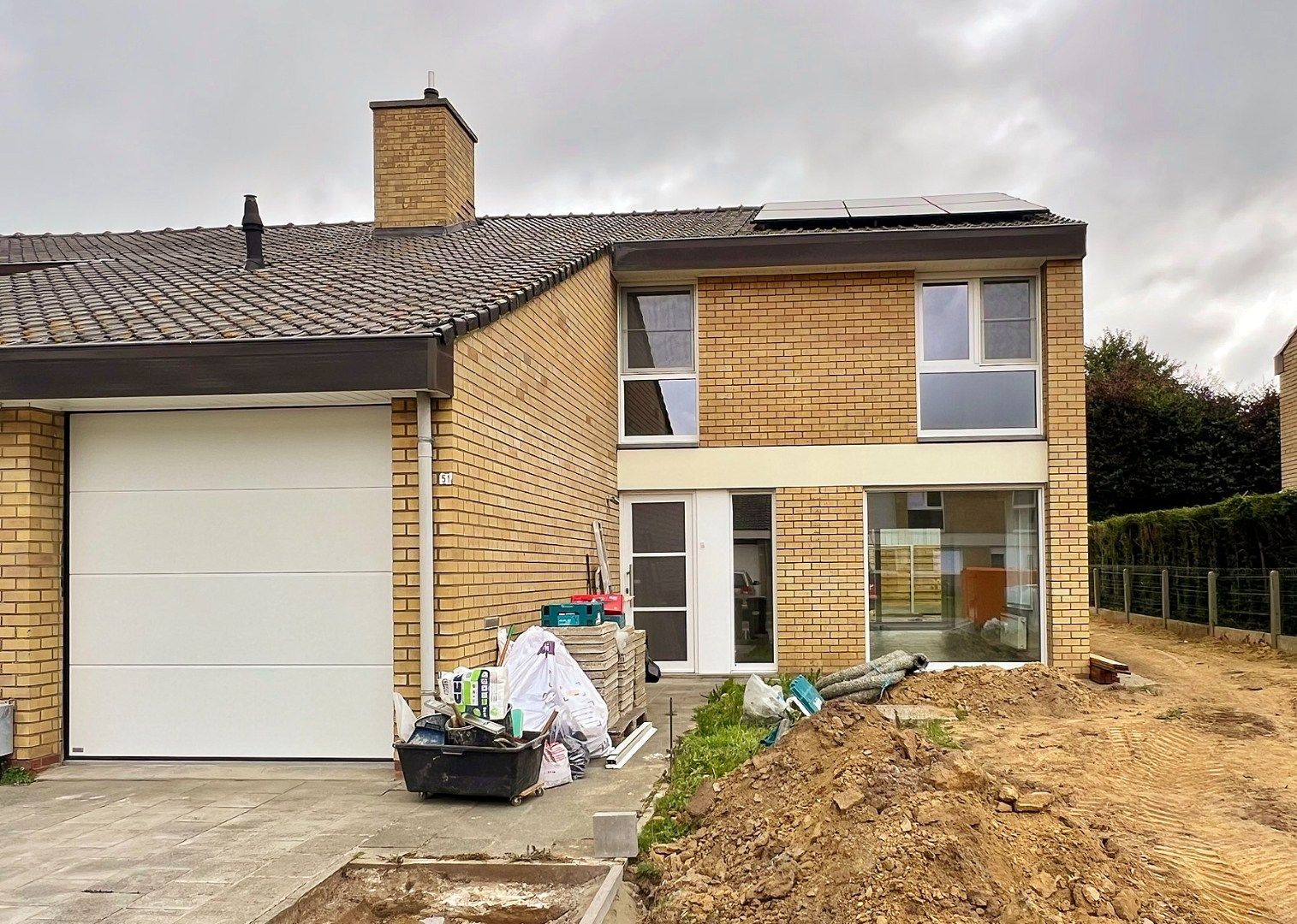 Volledig vernieuwde halfopen woning met garage, 4 slaapkamers en tuin foto {{pictureIndex}}