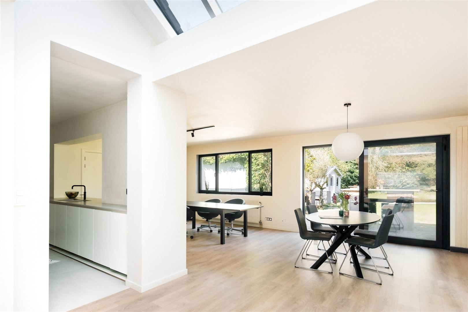 Stijlvol gerenoveerde woning in alle rust met plaats voor elk plan foto 8