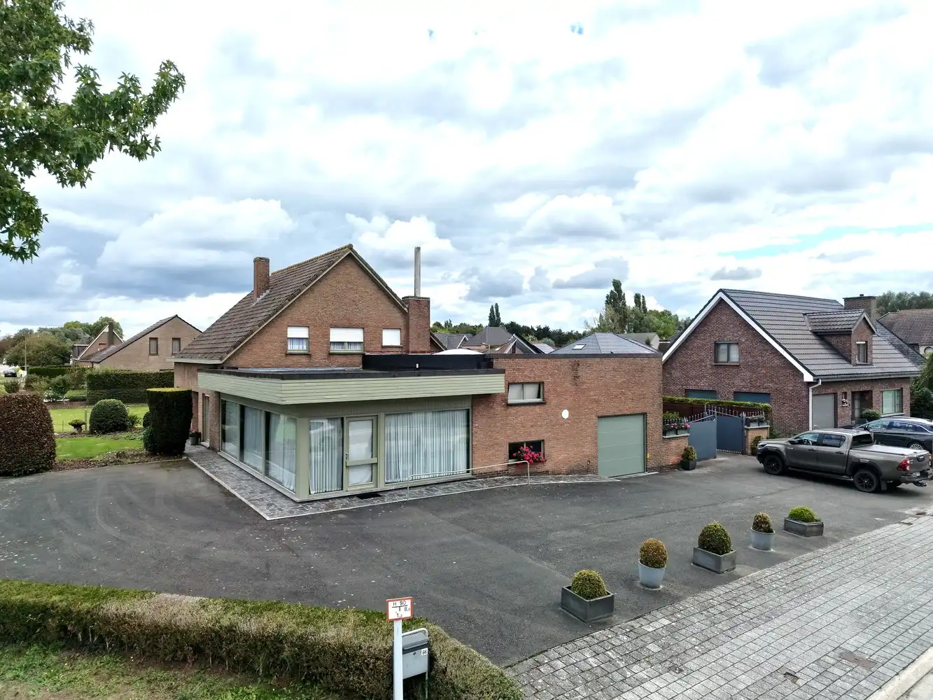 Ruime woning met 5 slaapkamers, winkelruimte én magazijn! foto 3