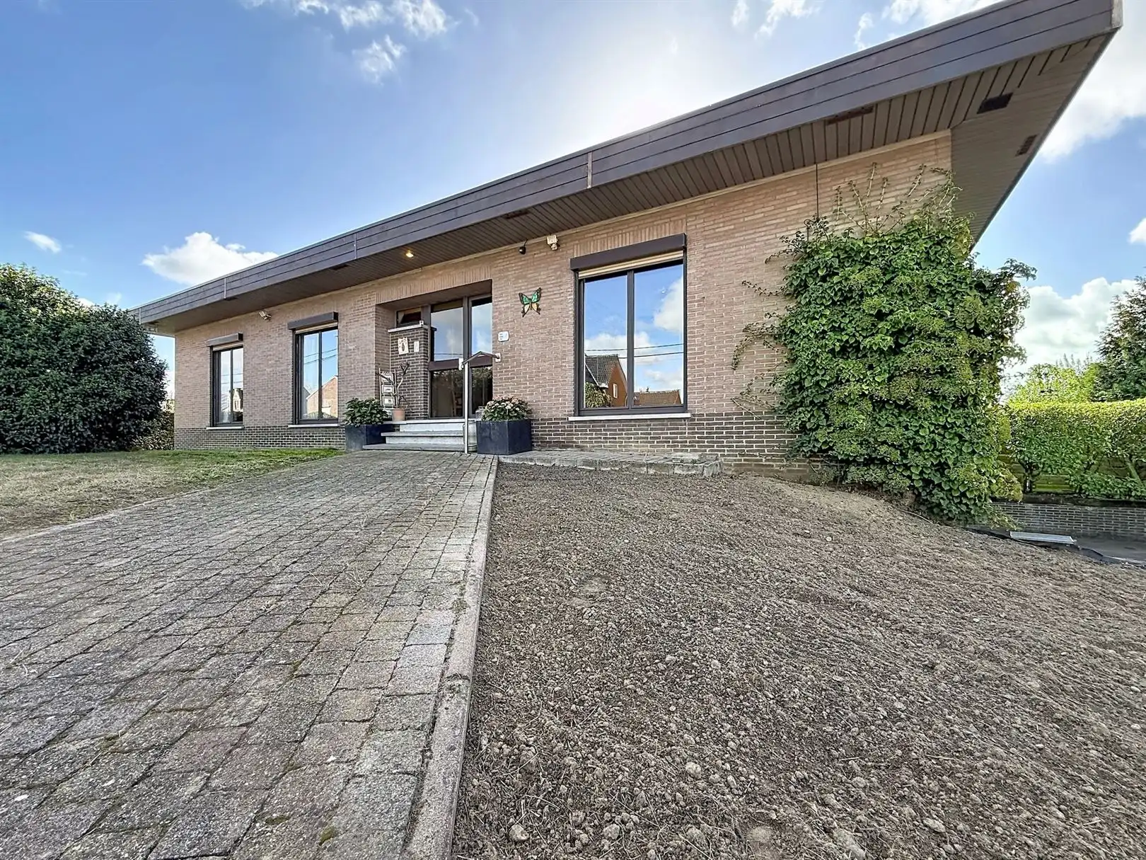 Ruime open bebouwing (bungalow), 3 slpks, 14a 10ca foto {{pictureIndex}}