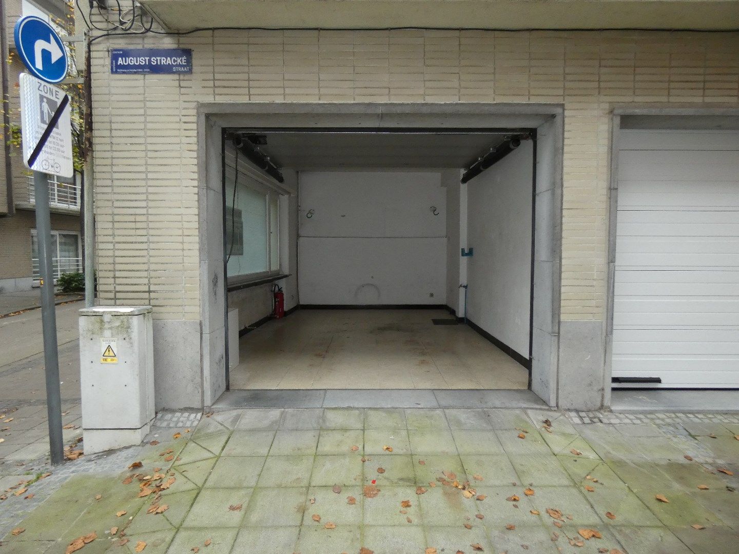 Uitermate centraal gelegen garagebox rechtstreeks uitgevend aan de straat foto 2