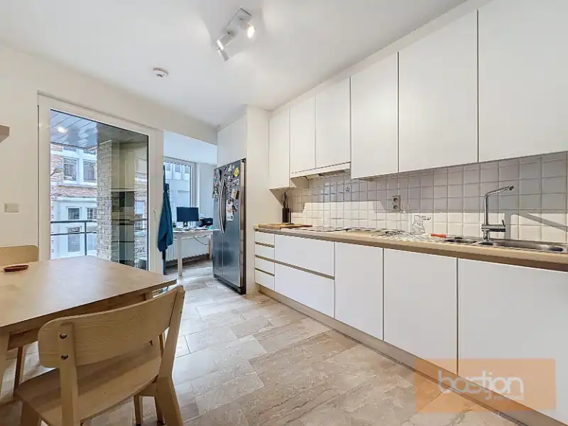 Centraal gelegen ruim appartement met 3 slaapkamers en garage. foto 7
