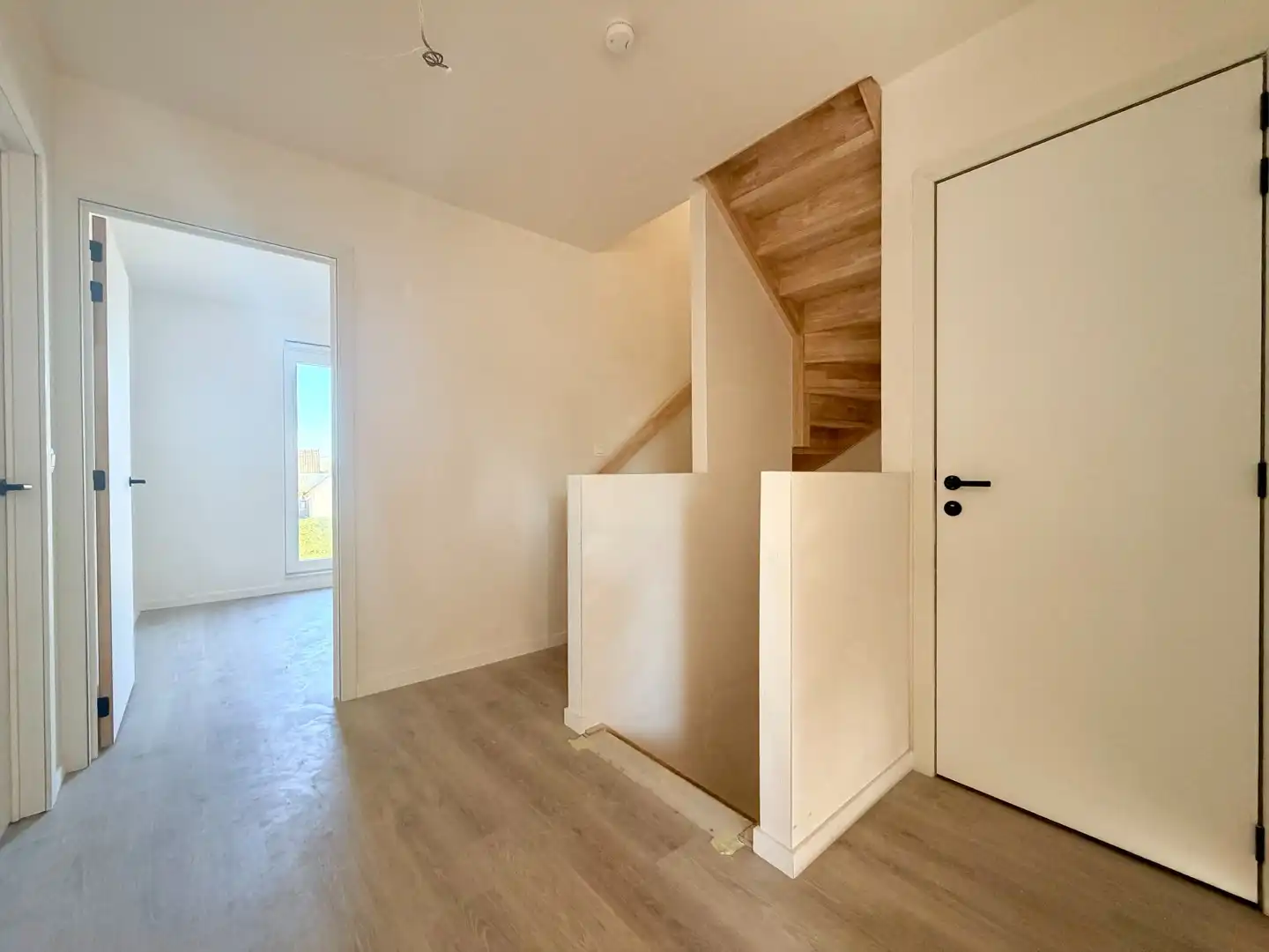 Uitzonderlijk ruime halfopen woning! foto 12