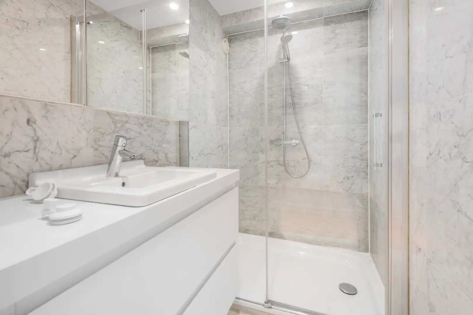 Zeer mooi vernieuwd 3-slaapkamer appartement met open zicht centraal gelegen op de Kustlaan in het Zoute. foto 16