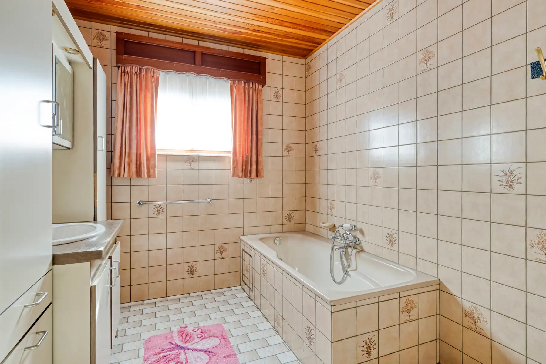 Te moderniseren ruime en solide 3-gevelwoning met grote tuin foto 11