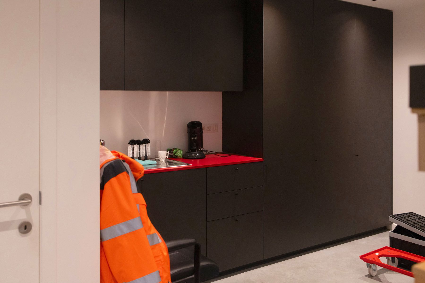 Perfect afgewerkt industriepand met kantoor en loods foto 29