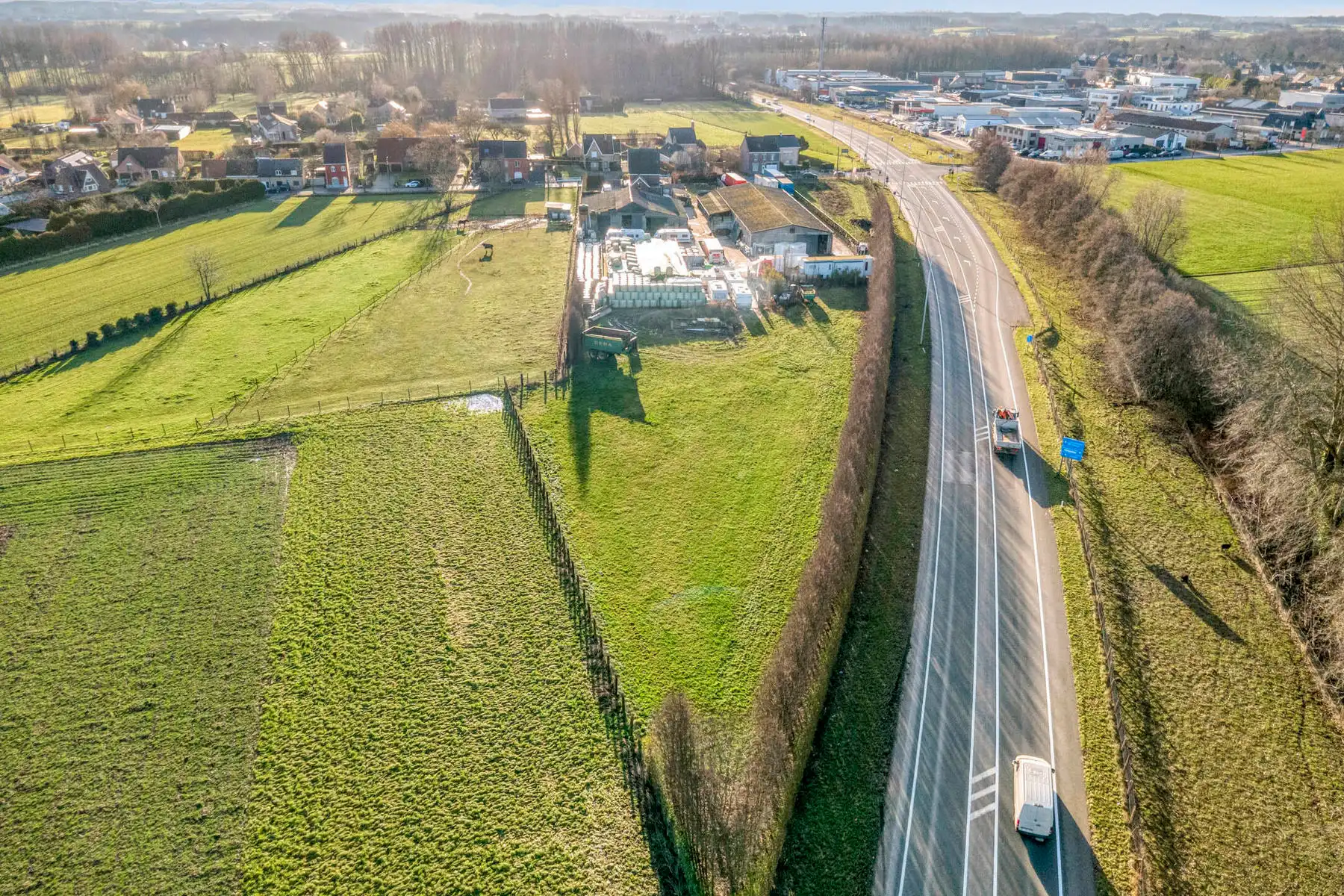 Landelijk pand met loodsen op meer dan 1 hectare grond foto 19