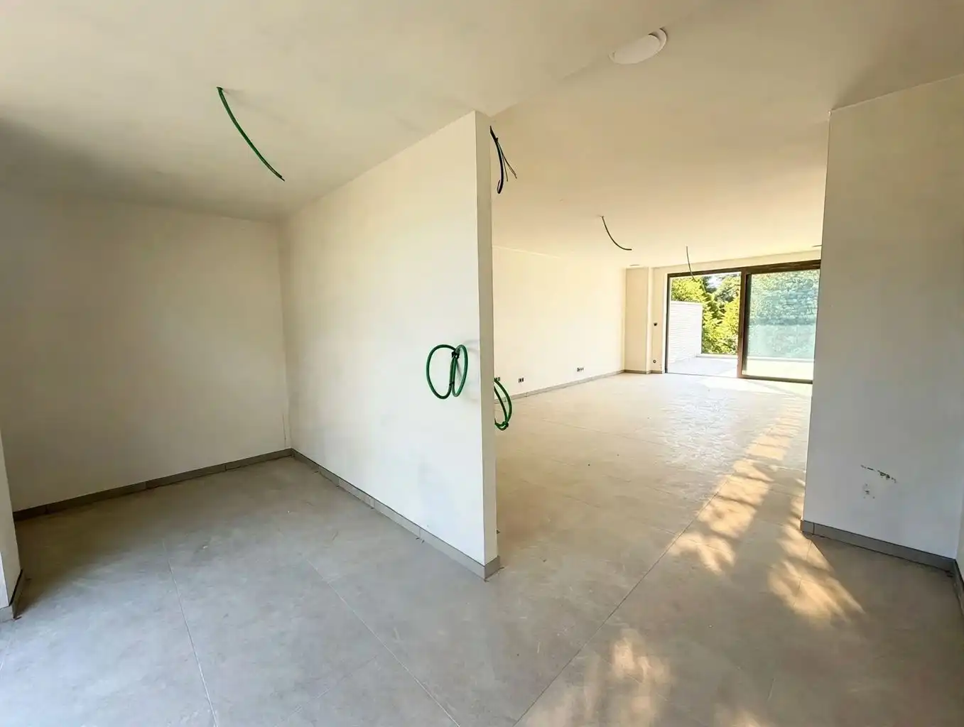 Zeer ruim 1 (+1)-slaapkamerappartement op de eerste verdieping met zuidgericht terras van ca. 43 m², balkon en ondergrondse parkeerplaats, in hartje Maaseik. foto 2
