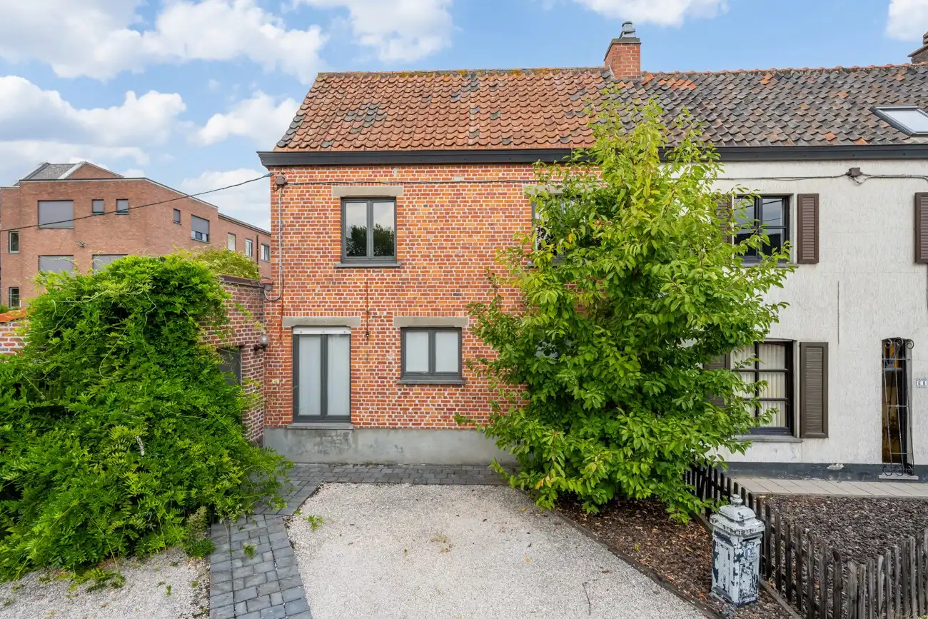 Hoofdfoto van de publicatie: Ideale halfopen starterswoning (met twee autostaanplaatsen vóór de woning) op wandelafstand van het centrum van het vernieuwde Zeveneken!