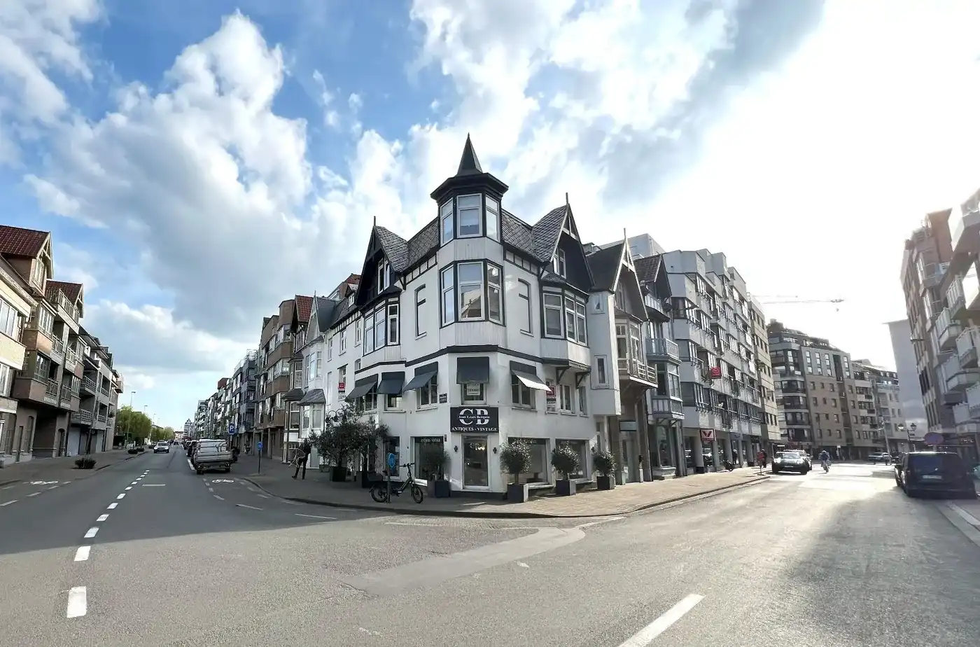 Hoofdfoto van de publicatie: Commercieel hoekpand met 2 afzonderlijke woonunits op een toplocatie in het centrum van Knokke