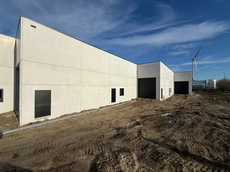 Nieuwbouw KMO-unit 380 m² + 107 m² kantoor op topligging in Evergem foto {{pictureIndex}}