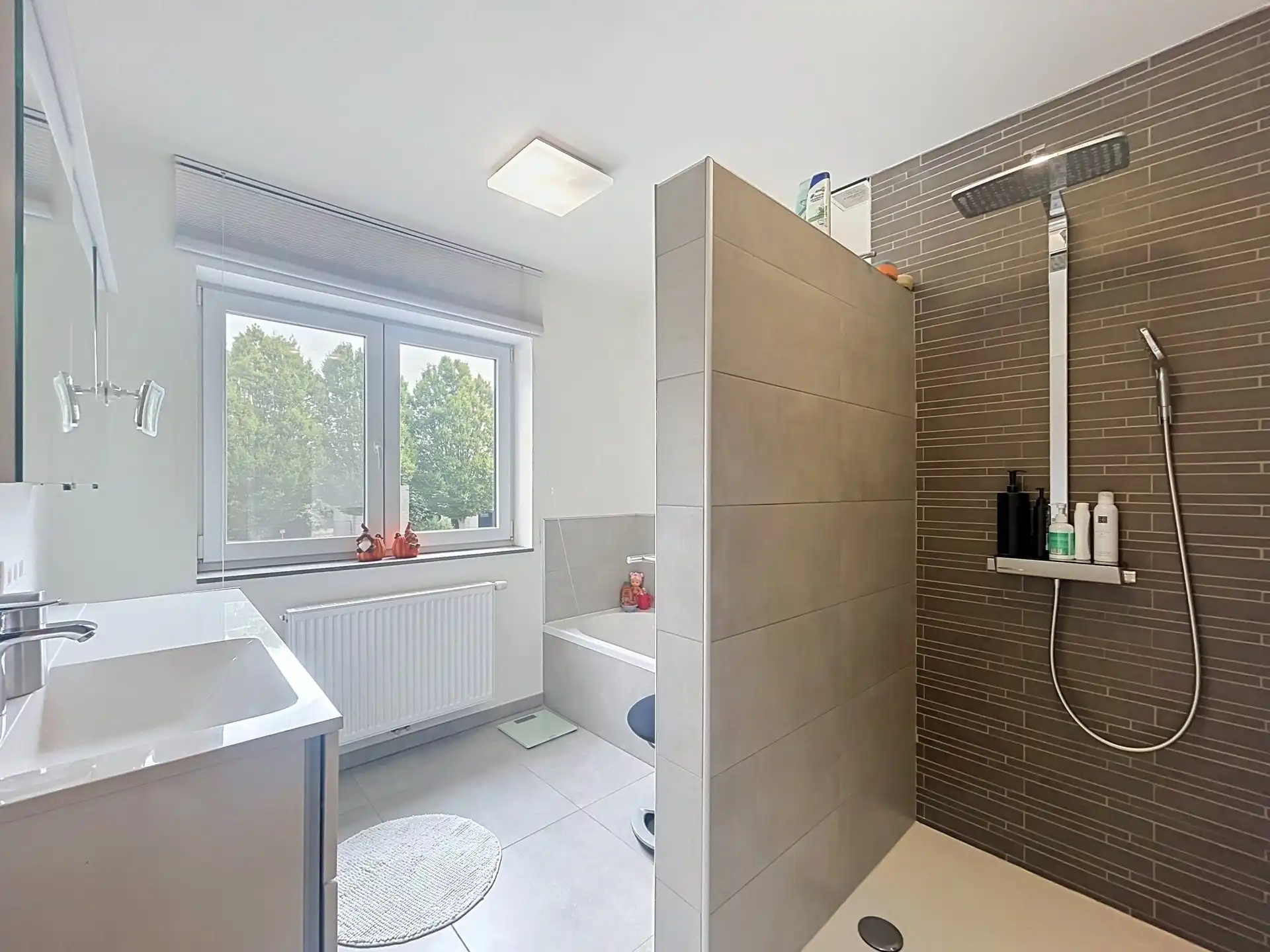 Moderne BEN gezinswoning met 4 slaapkamers, garage en poolhouse op perceel van 347m² foto 17