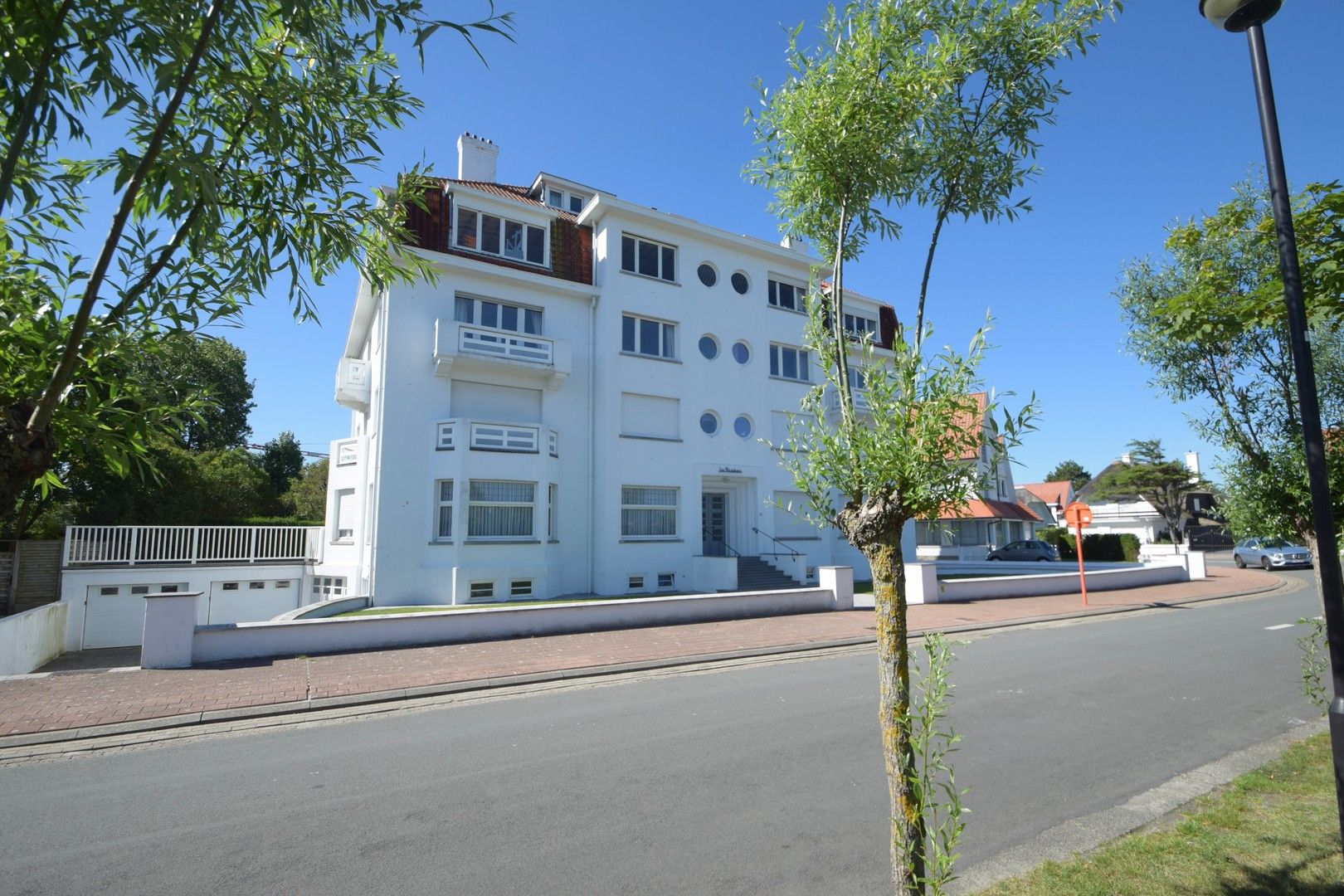 Gerenoveerd hoekappartement, heel rustig gelegen te Knokke,  genietend van een uitgestrekt zicht op het Zegemeer. foto {{pictureIndex}}