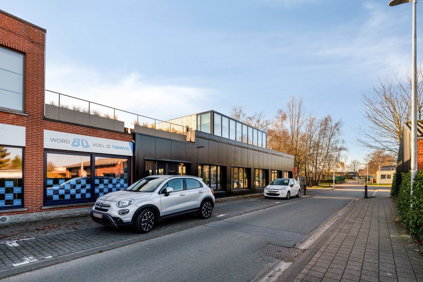 Casco af te werken woning met achterliggend magazijn. foto 2