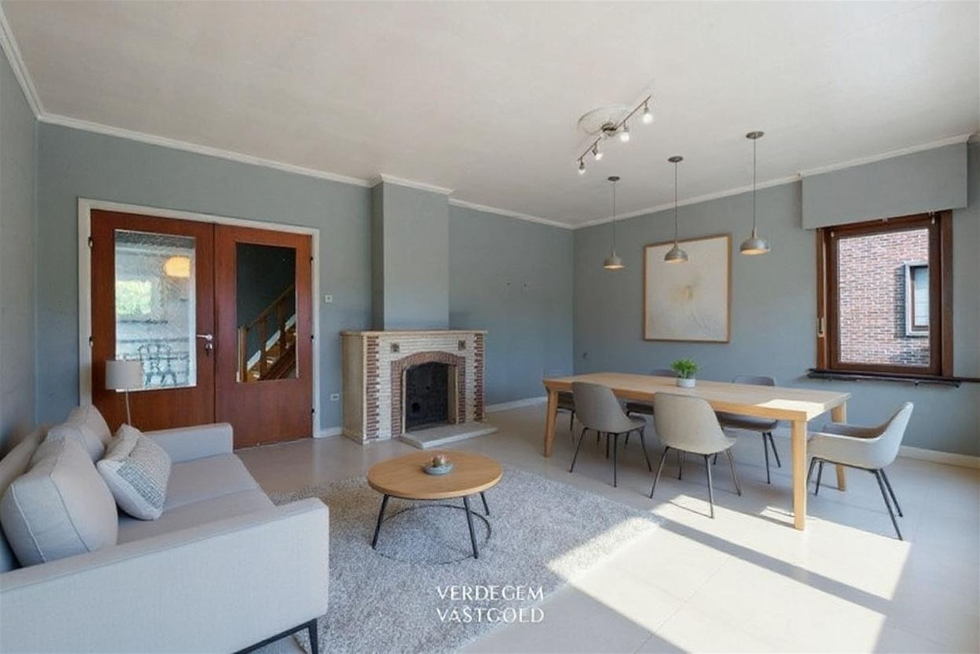 Ruime, op te knappen, woning met 3  slaapkamers, tuin en garage foto 2