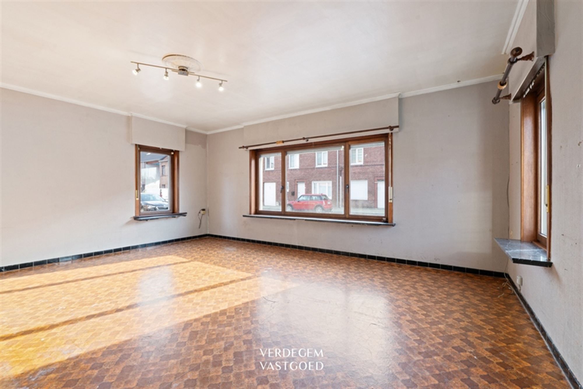 Ruime, op te knappen, woning met 3  slaapkamers, tuin en garage foto 2