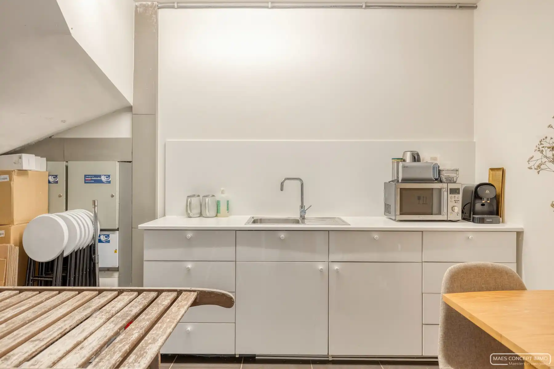 Investeringsopportuniteit - 2 verhuurde handelspanden en appartement te koop in Waregem foto 9