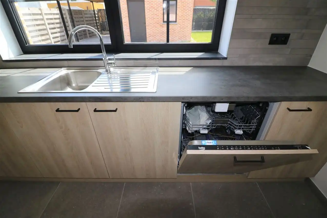 Aangename woning met drie slaapkamers en mooie tuin op rustige locatie foto 10