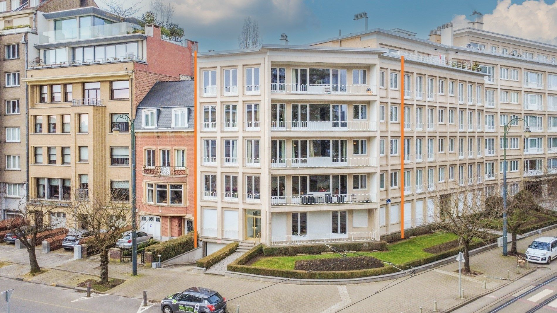 Gerenoveerd opbrengstgebouw - 6 appartementen + 5 garages! foto {{pictureIndex}}