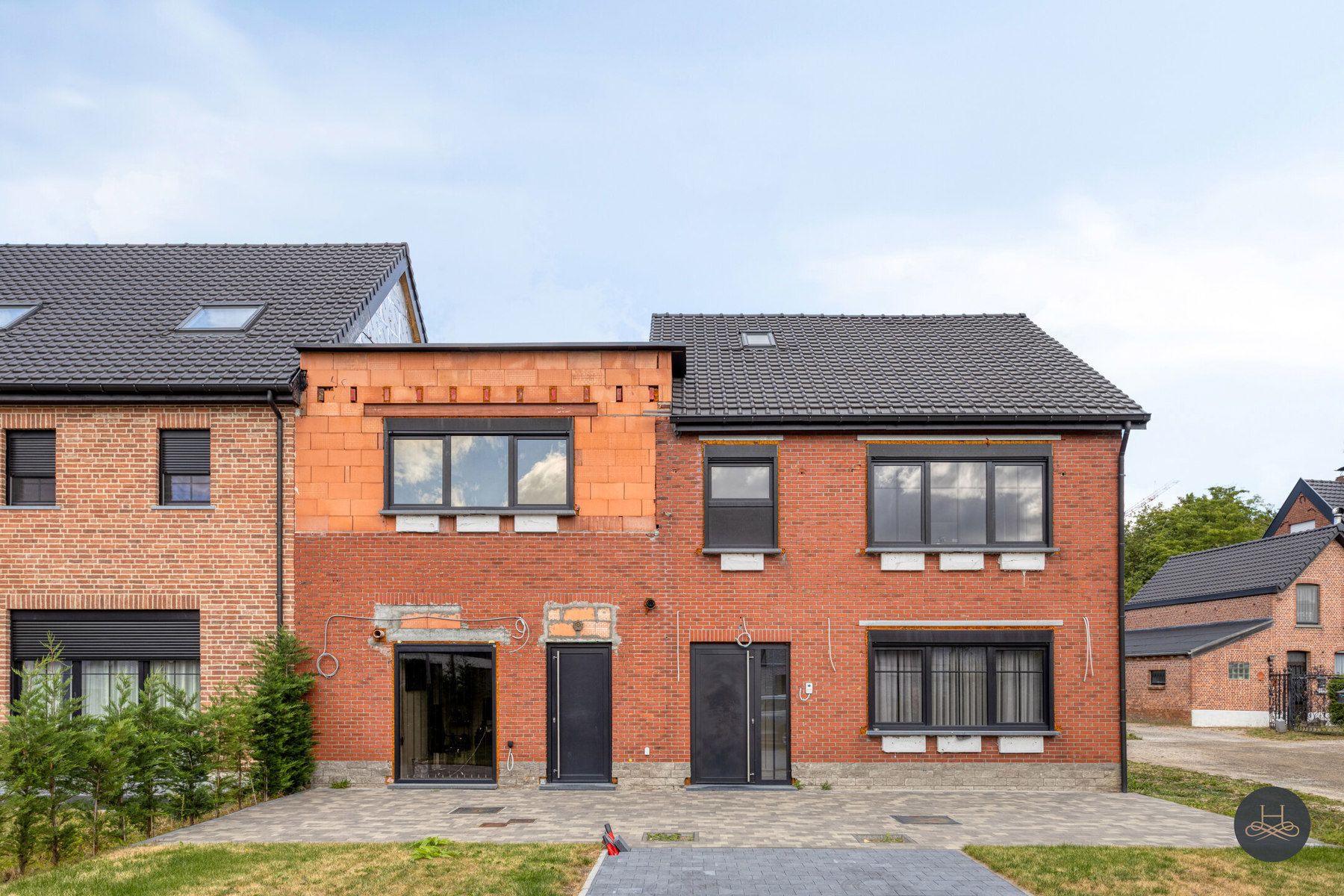 Ruime halfopen bebouwing met 5 à 6 slaapkamers en parkings foto 2