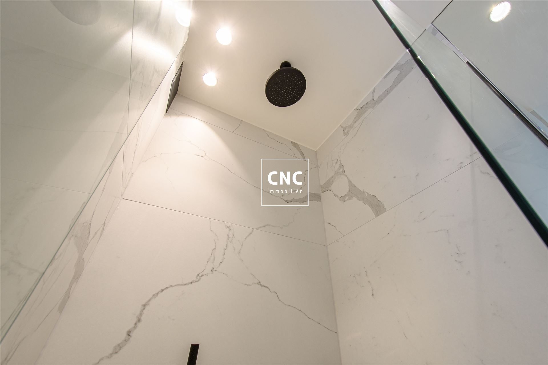 Luxueus en modern gerenoveerd appartement met wijds frontaal zeezicht aan het Albertstrand! Parking mogelijk in nabije omgeving. foto 9