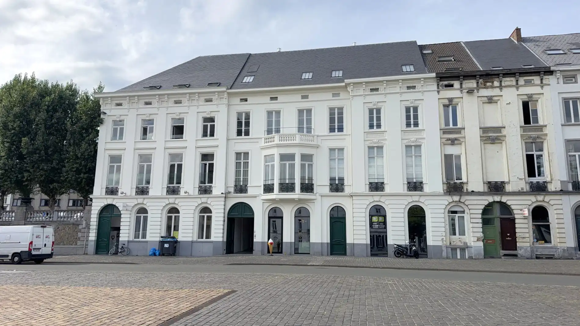 Handelsruimte te koop op Sint-Pietersplein in Gent foto {{pictureIndex}}