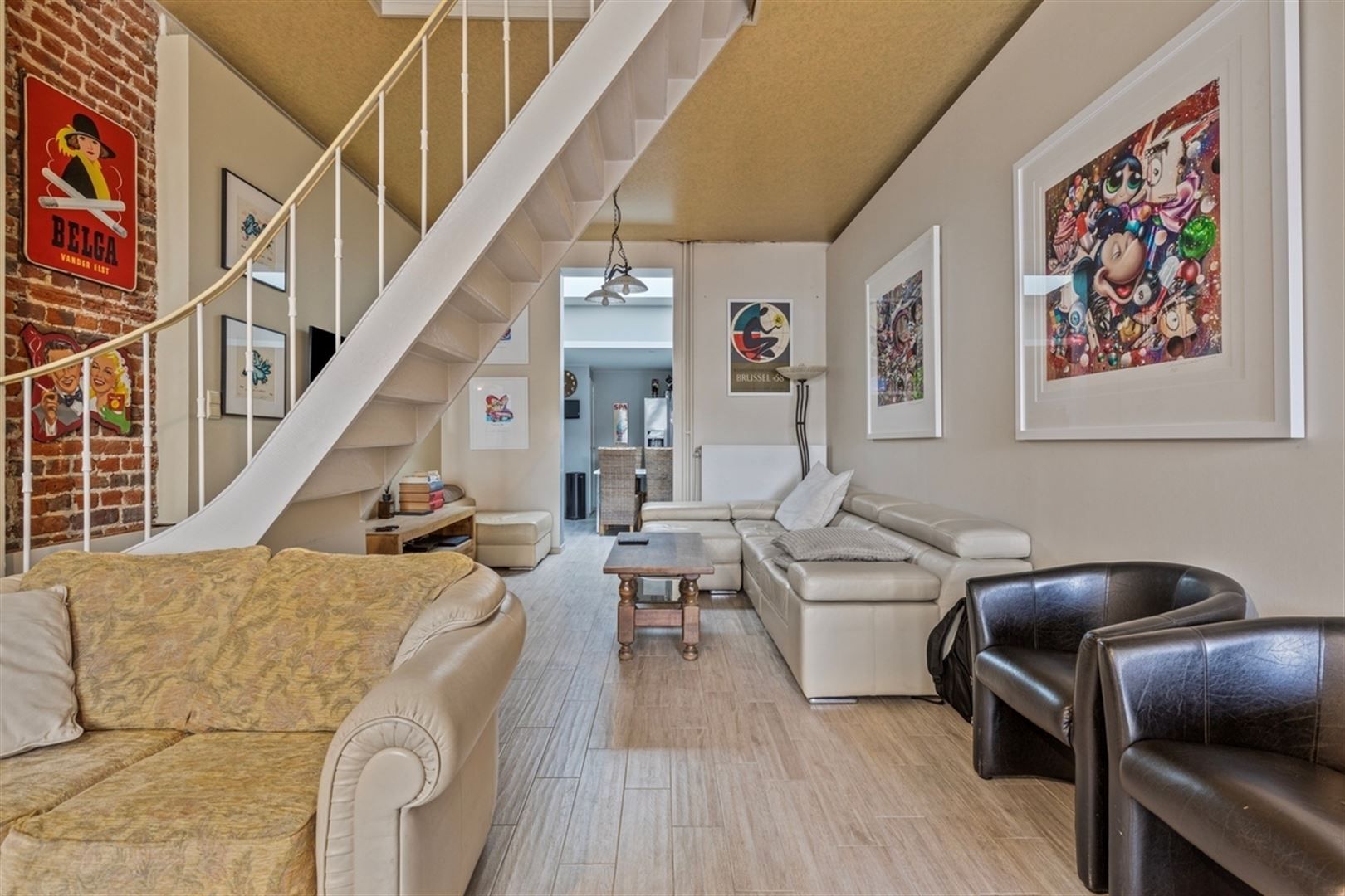 Gerenoveerde rijwoning met 3 slaapkamers en doorgang achteraan. foto 3