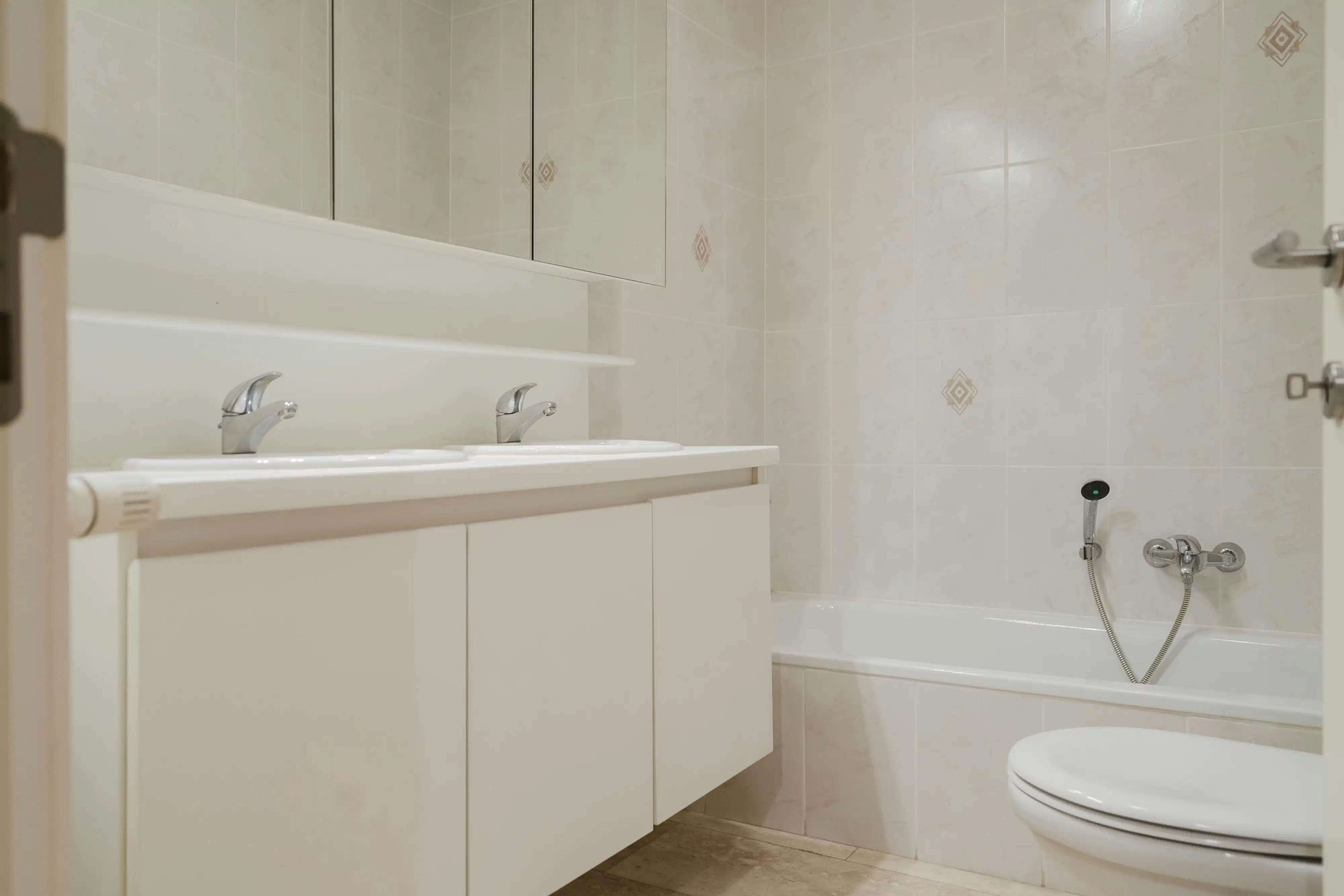 Ruim 3-slpk app. met garage in hartje Kortrijk foto 12