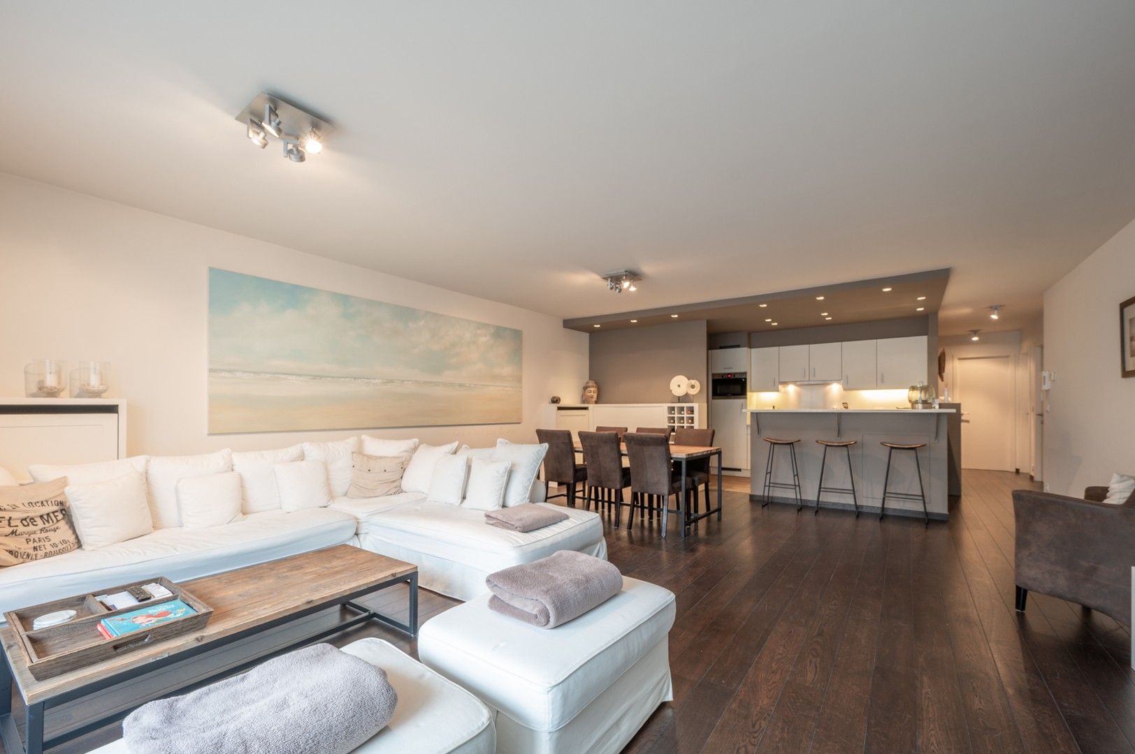 Modern en instapklaar appartement met drie slaapkamers, centraal gelegen in het bruisende centrum van Knokke. foto {{pictureIndex}}