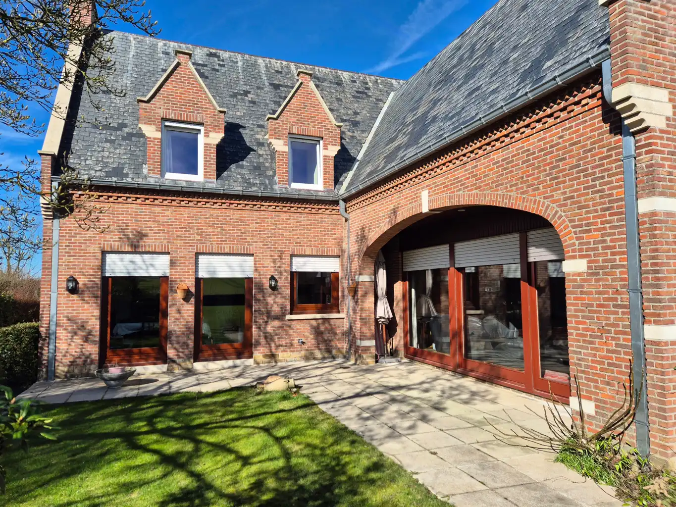 STIJLVOLLE VILLA IN ZEER GOEDE STAAT MET TUIN  foto {{pictureIndex}}