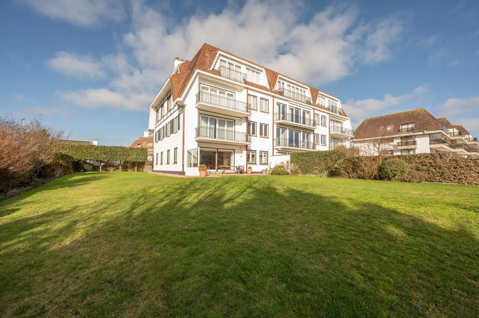 Exclusief hoekappartement in het Zoute ter hoogte van de Wandeldijk. foto {{pictureIndex}}