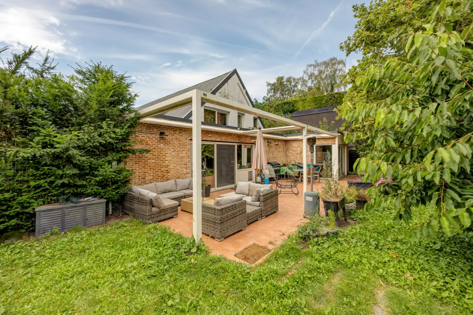 Zeer ruime woning (8 slpk + 8 badkamers) op een perceel van ca. 1.522 m² te Wijnegem/grens Schilde foto 8