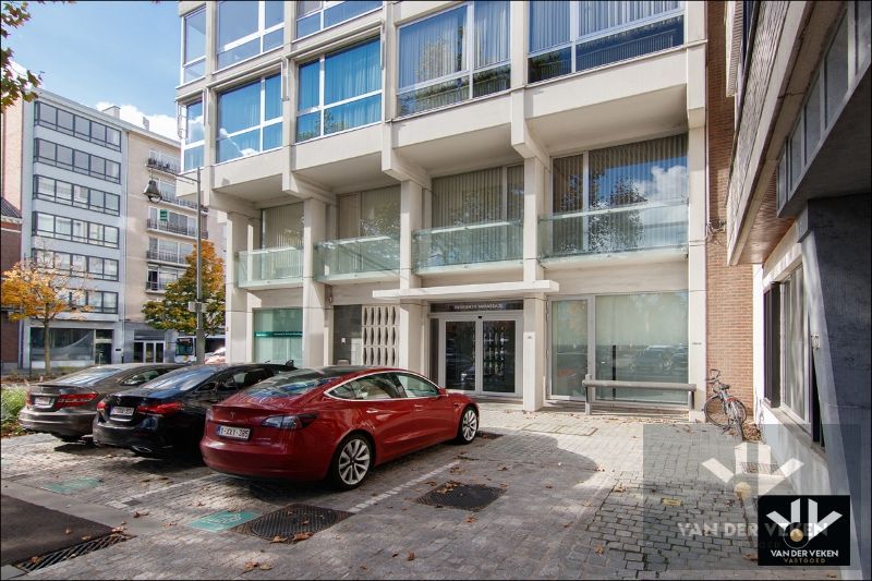 Gerenoveerd en instapklaar penthouse in hartje Hasselt (Leopoldplein) met prachtig uitzicht! foto 17