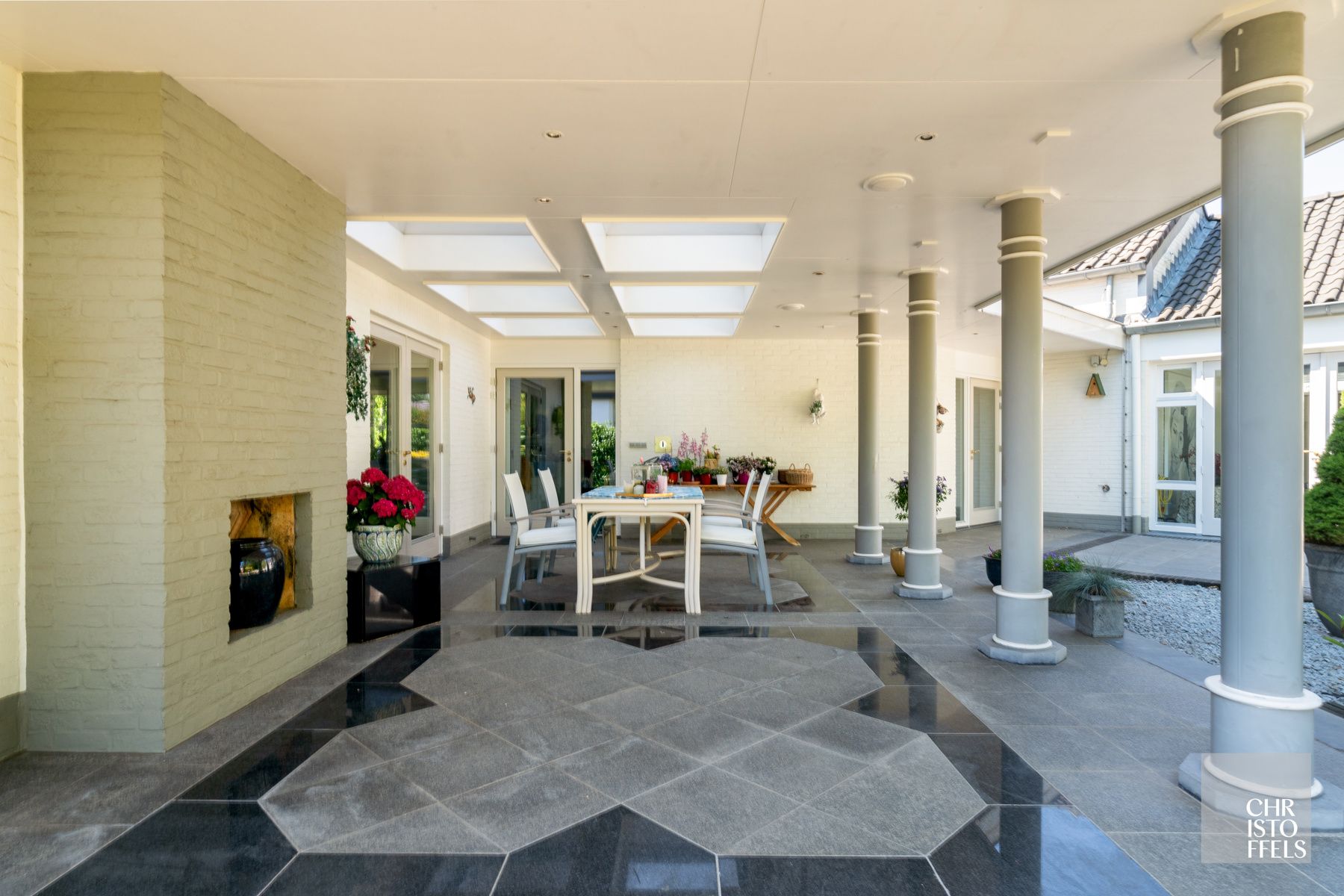 Villa met binnenzwembad gelegen in een geliefde villawijk op een perceel van 1.827m² foto 5