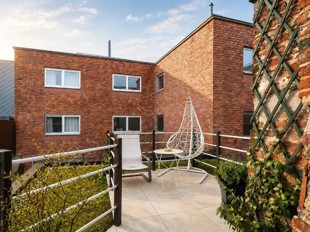 Stijlvol duplex appartement met 2 slaapkamers en terras, centraal gelegen in het bruisende centrum nabij alle belangrijkste straten en pleinen van Gent. foto 12