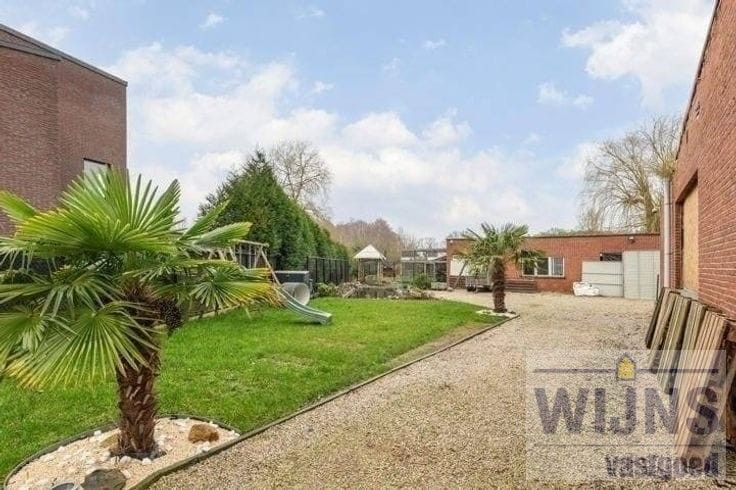 Hoofdfoto van de publicatie: Veelzijdig renovatieproject met enorm potentieel op gunstige ligging