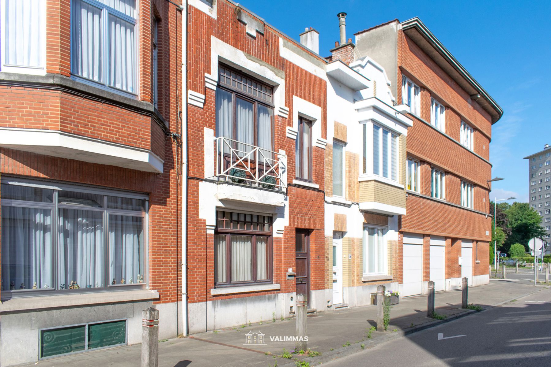 Welgelegen knusse rijwoning met koer... foto 3