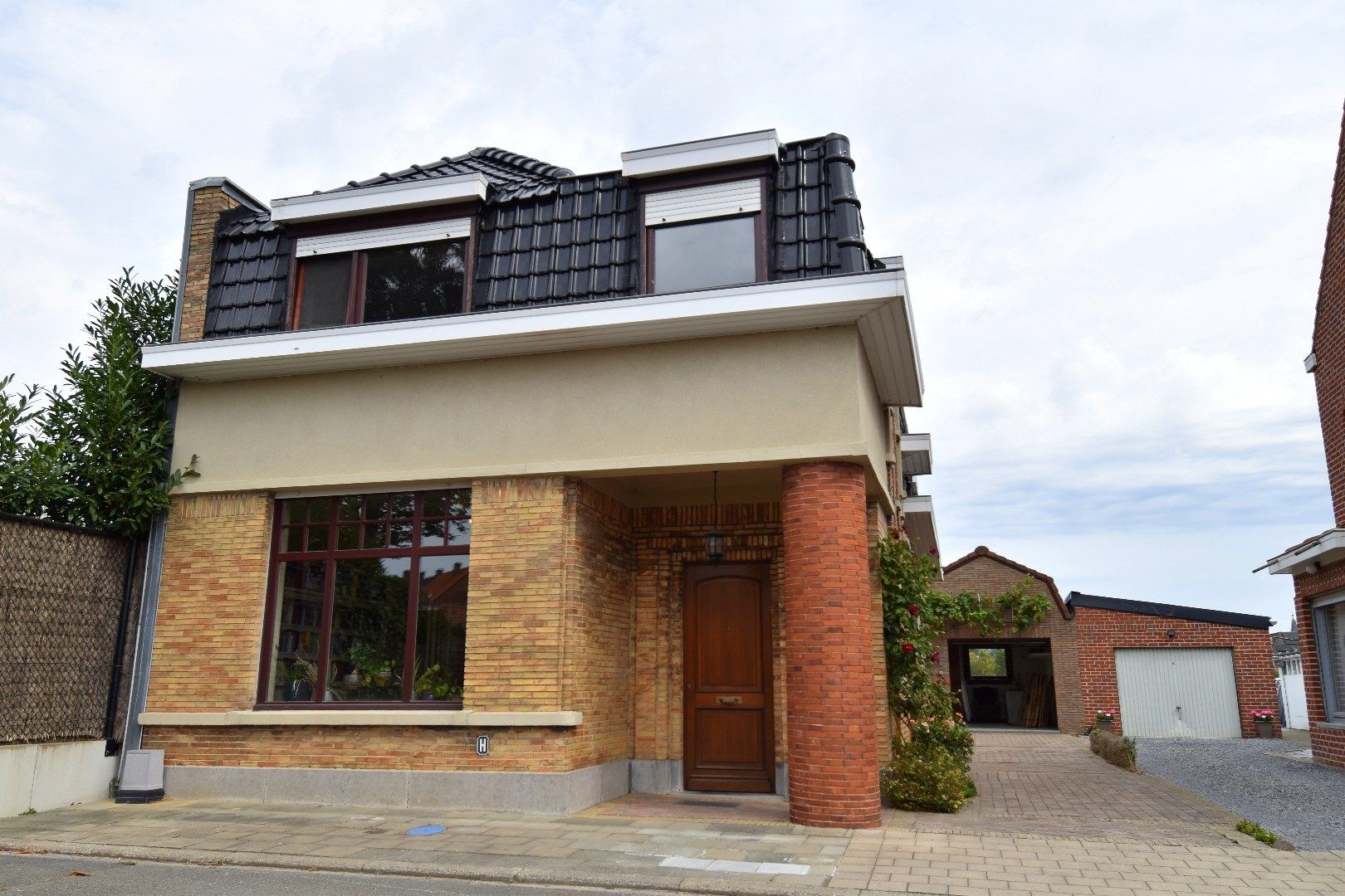 Hoofdfoto van de publicatie: Charmante alleenstaande woning met 3 slaapkamers, tuin en garage in een rustige straat te Rollegem