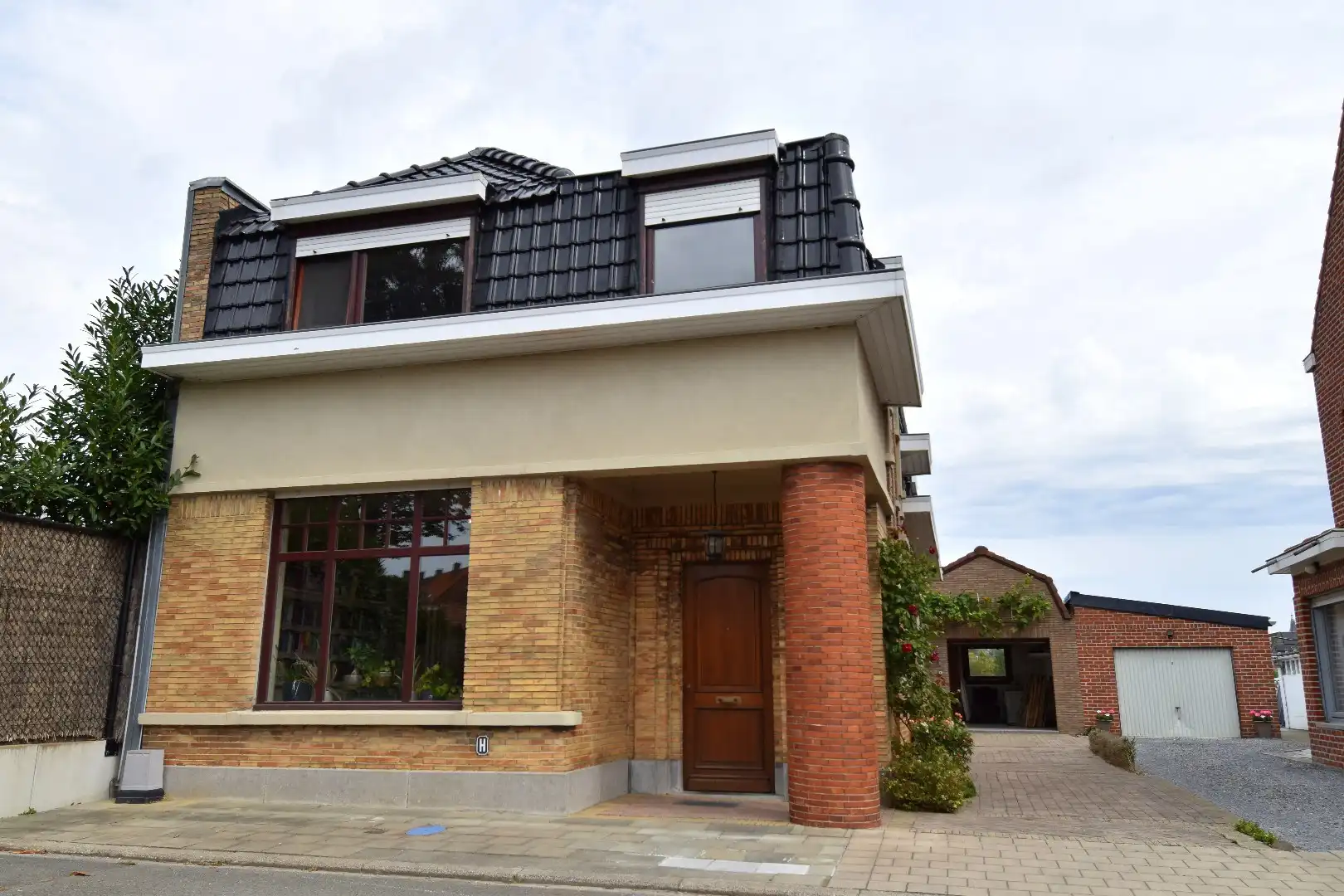 Hoofdfoto van de publicatie: Charmante alleenstaande woning met 3 slaapkamers, tuin en garage in een rustige straat te Rollegem