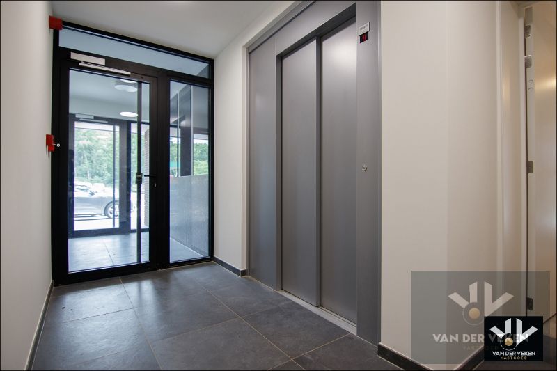 Ruim gelijkvloers nieuwbouwappartement met 4 slaapkamers en 2 badkamers, een terras en een mooie tuin op een goed bereikbare locatie! foto 21