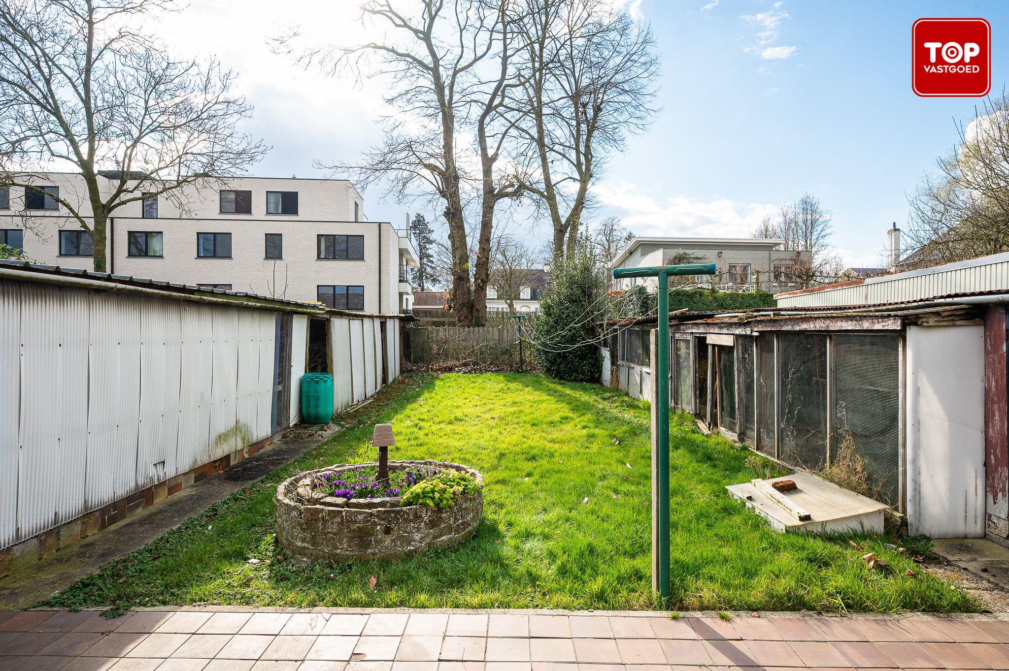 Totaal te renoveren woning met 4 slaapkamers en leuke tuin. foto 24