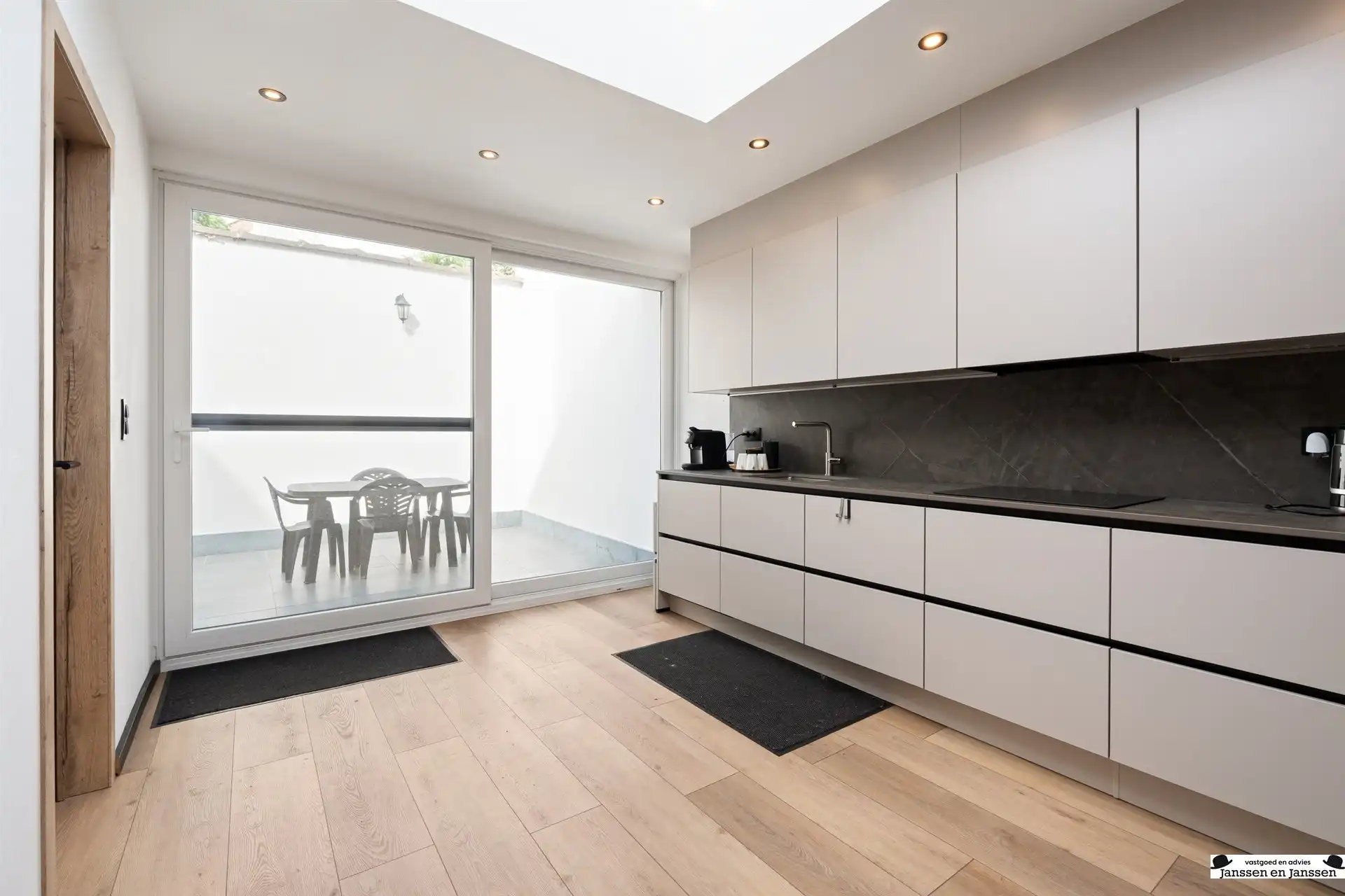Uitzonderlijk ruime, energetische en gerenoveerde woning! foto 5