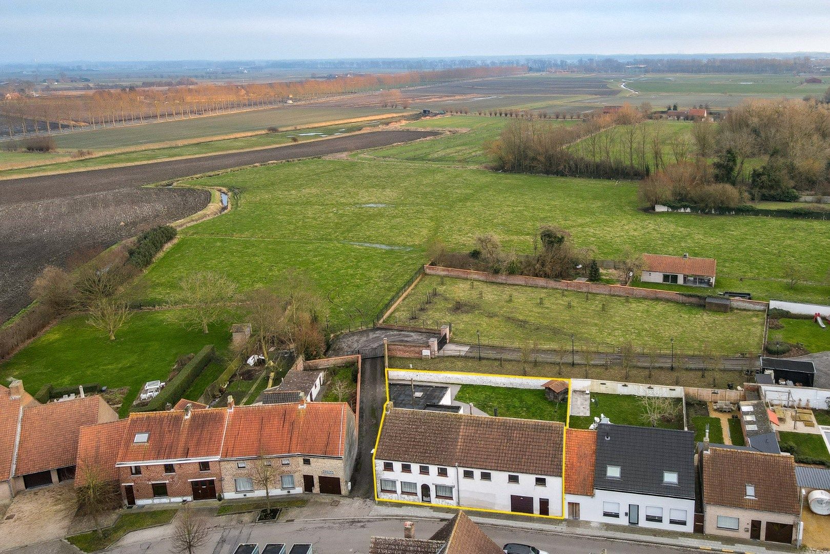 Ruime halfopen bebouwing met potentieel in het hart van Stalhille! foto 2