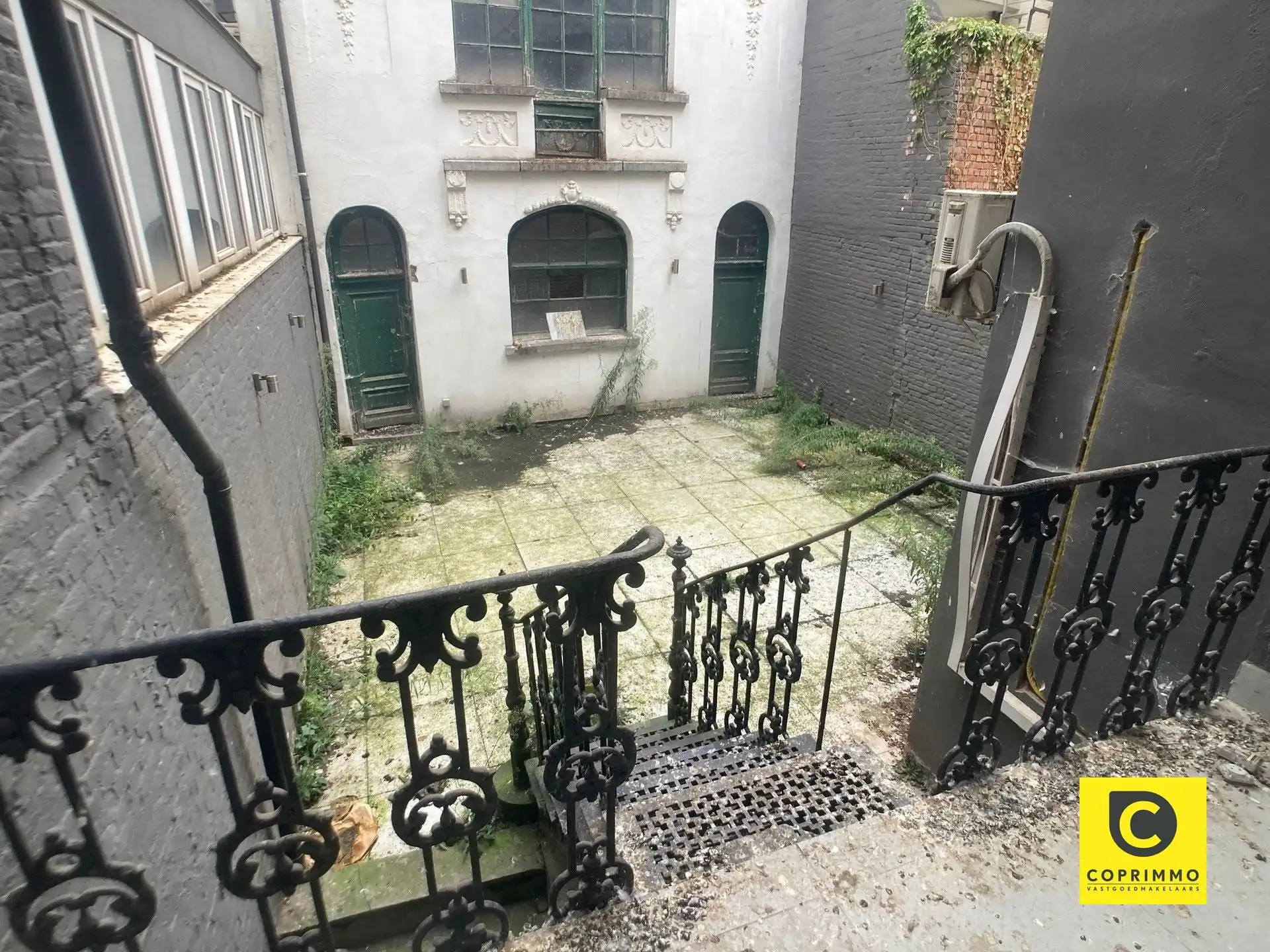 Te renoveren souterrain met stadskoer, achterhuis en garage op 't Zuid! foto 7