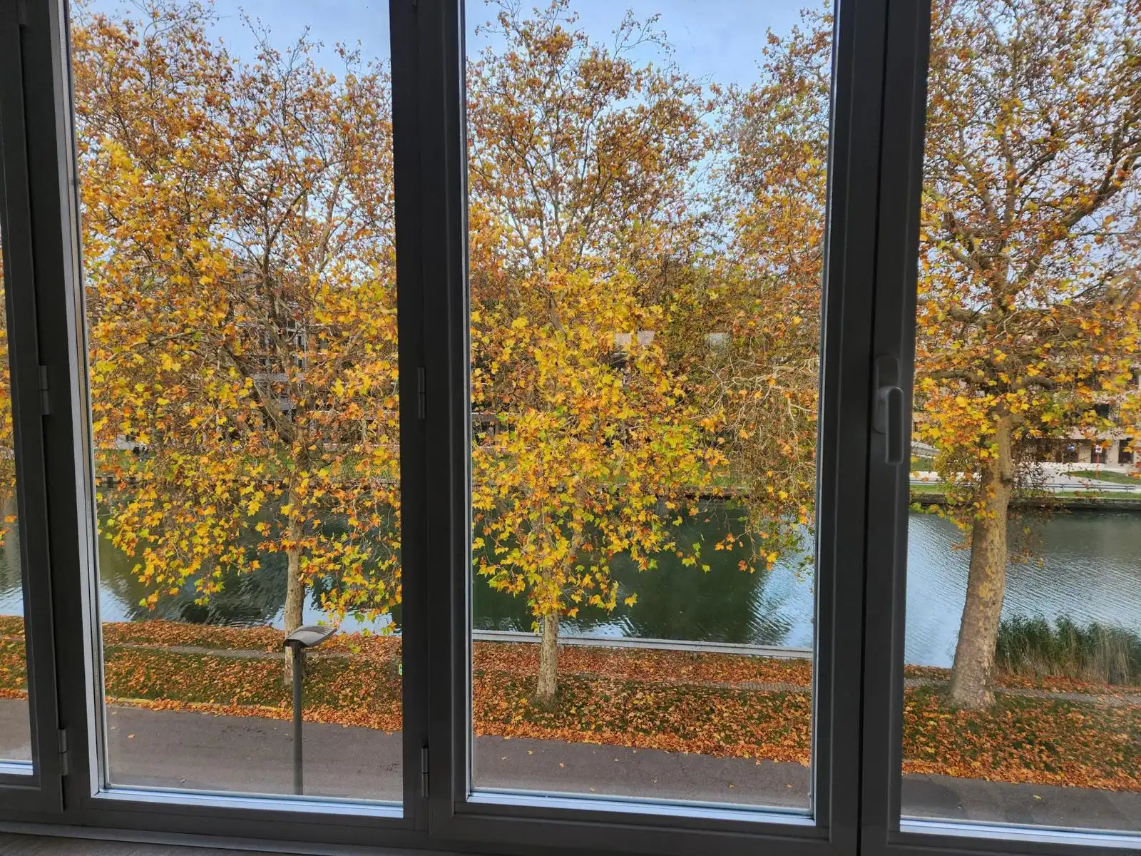 Mooi gelegen 2 kmr-app aan de vaart met terras foto 3