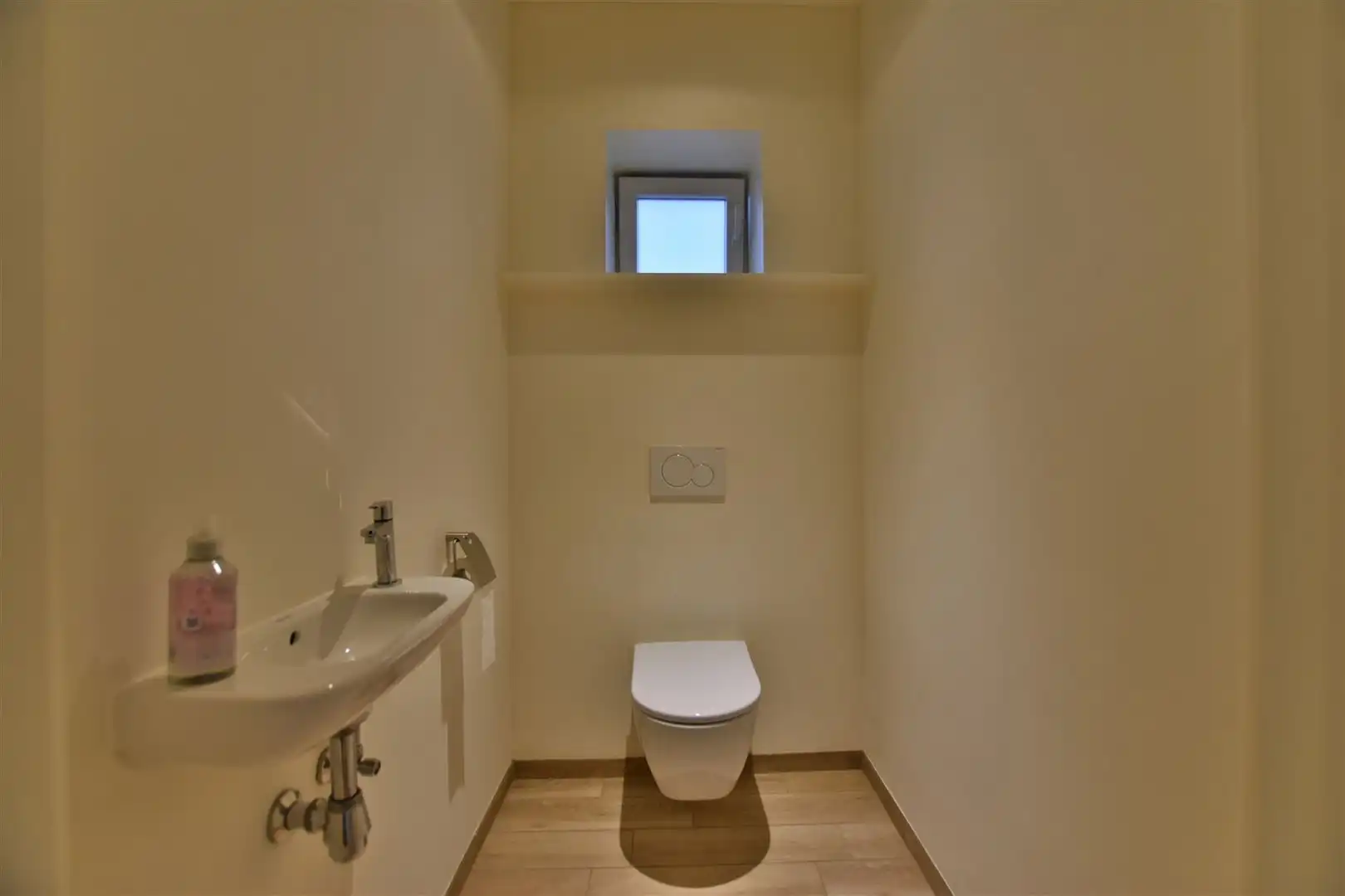 Instapklaar gelijkvloers appartement met koer en garage vrijstaande.  foto 7