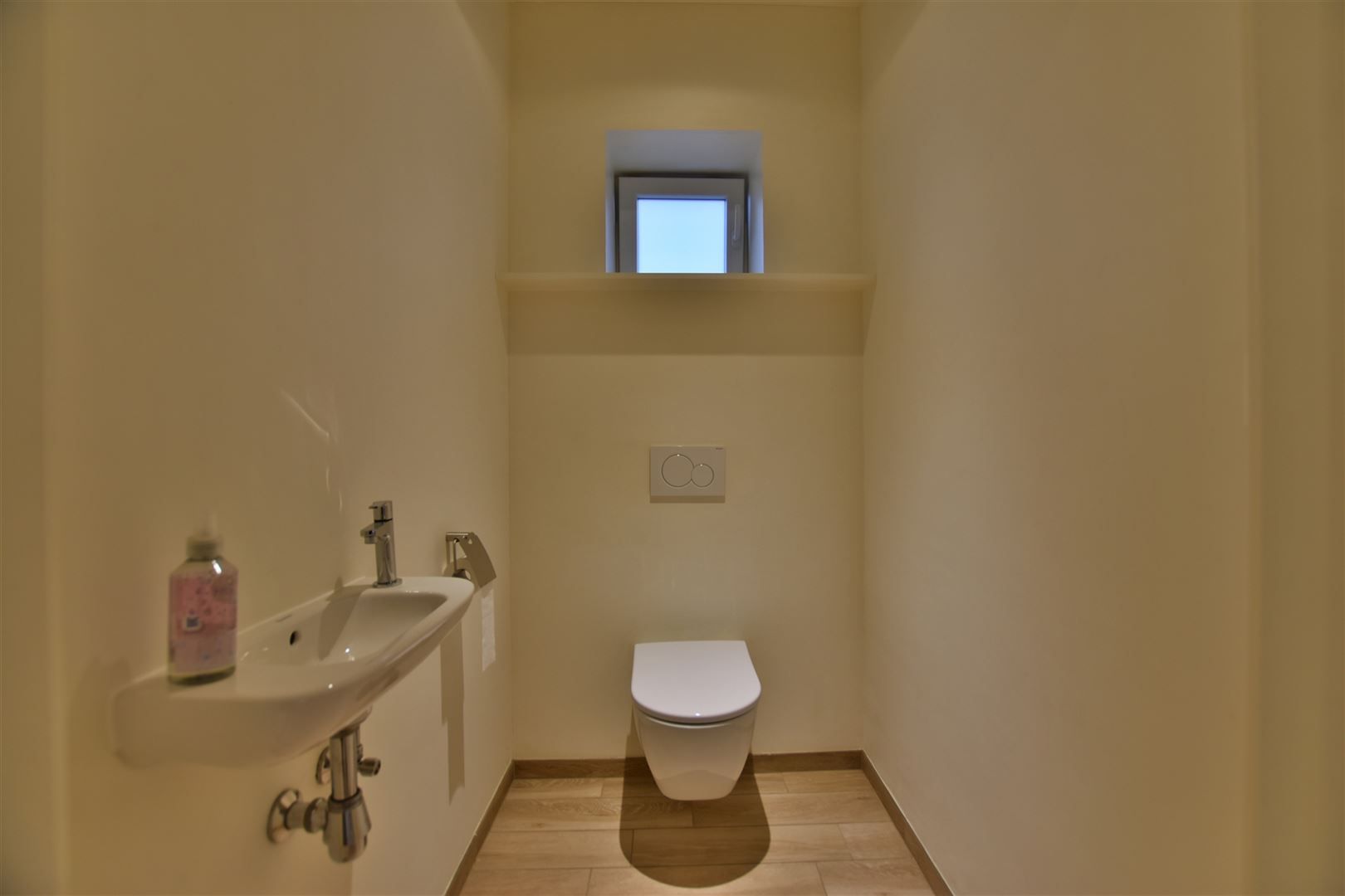 Instapklaar gelijkvloers appartement met koer en garage vrijstaande.  foto 7