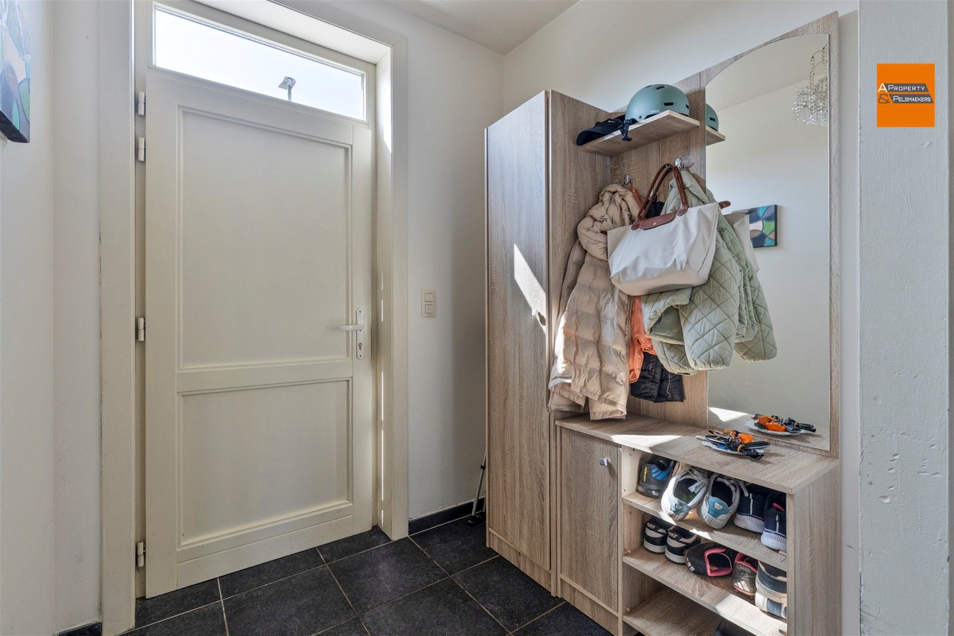 Ruime gezinswoning met 4 à 5 slaapkamers in rustige woonwijk foto 4