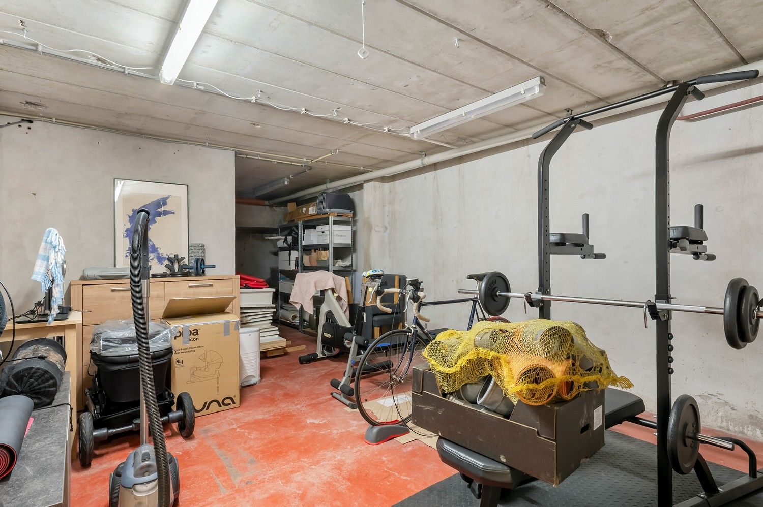 Uitzonderlijk gelijkvloers appartement met royale kelder en twee carports. foto 24