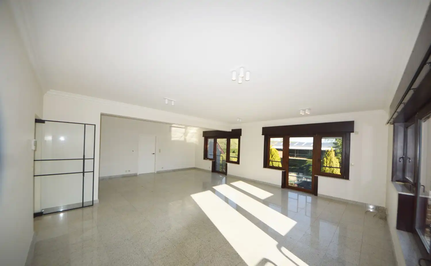 Ruim en lichtrijk gerenoveerd appartement (182 m²) INCLUSIEF GARAGE EN PARKING foto 2